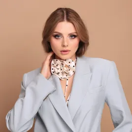 Choker kwiat na szyję kremowy w grochy.