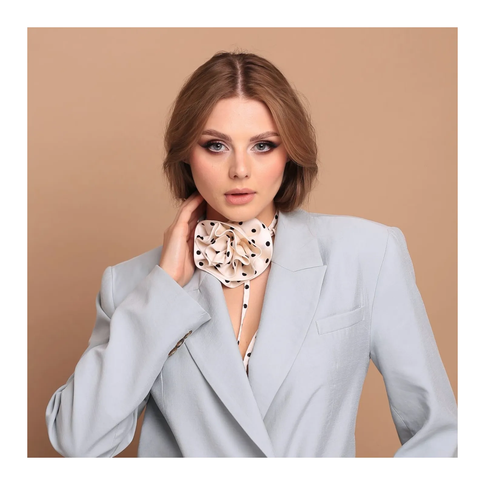 Choker kwiat na szyję kremowy w grochy.