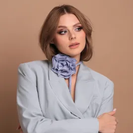 Modowy choker kwiat w błękitne paseczki.