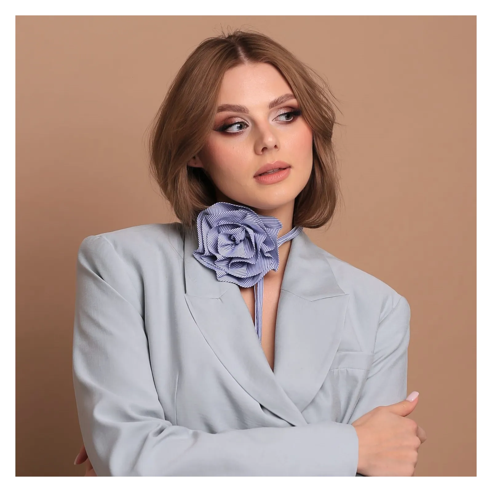 Modowy choker kwiat w błękitne paseczki.