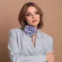 Modowy choker kwiat w błękitne paseczki.