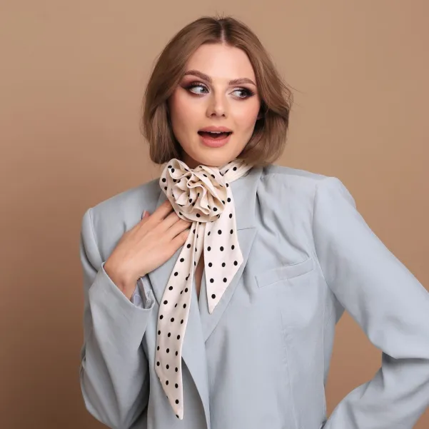 Kwiat róża na apaszce twilly kremowy w grochy.