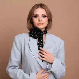 Szalik twilly z kwiatem różą czarny w grochy.