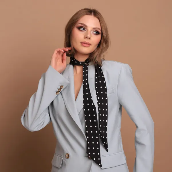 Szalik twilly z kwiatem różą czarny w grochy.