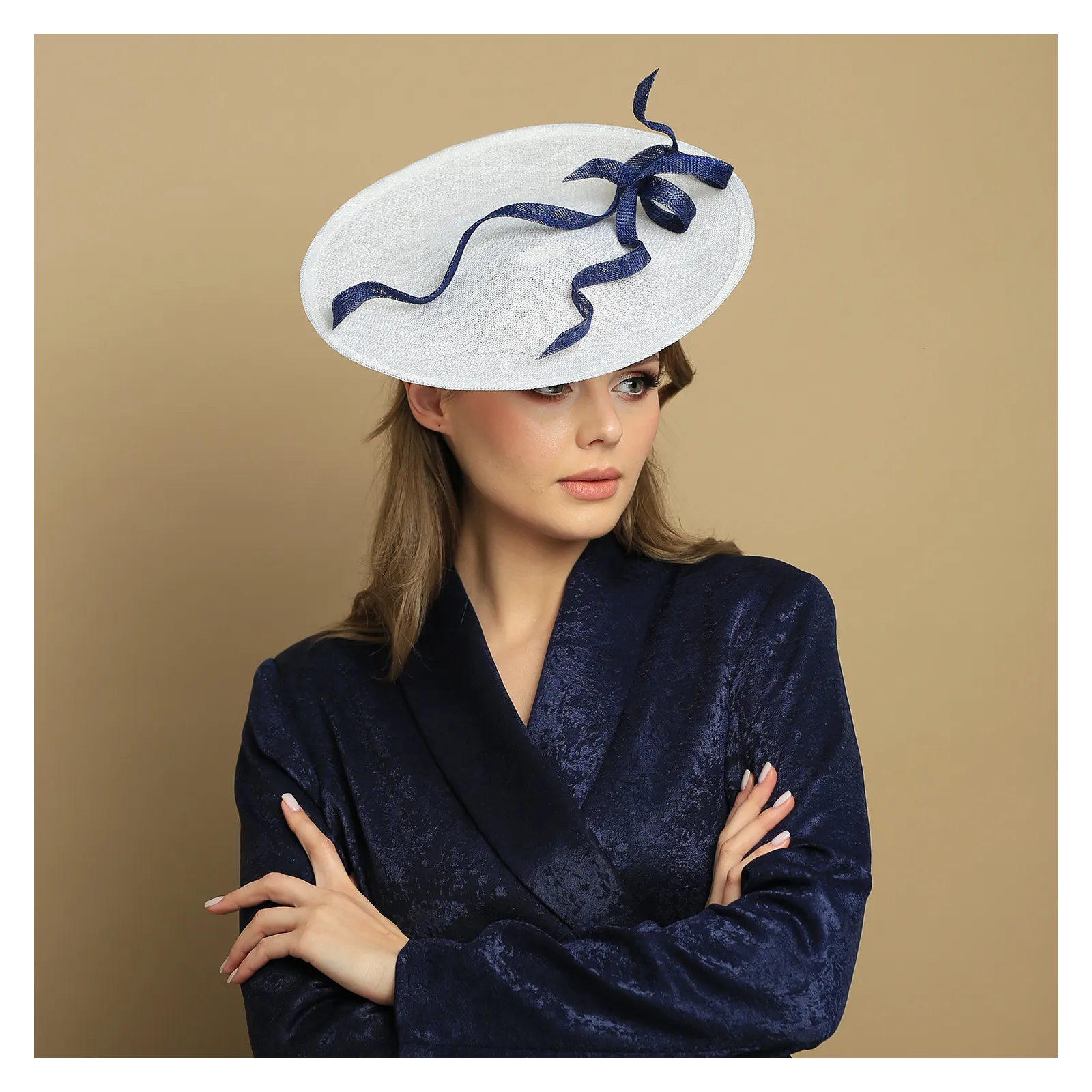 Elegancki kapelusz kremowo-granatowy.