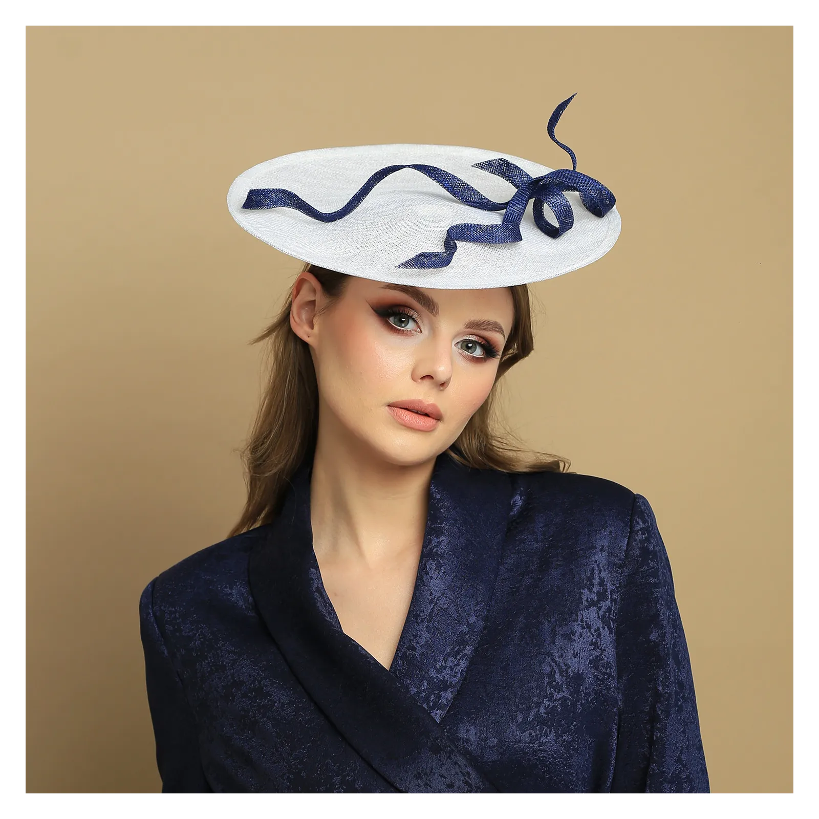 Elegancki kapelusz kremowo-granatowy.