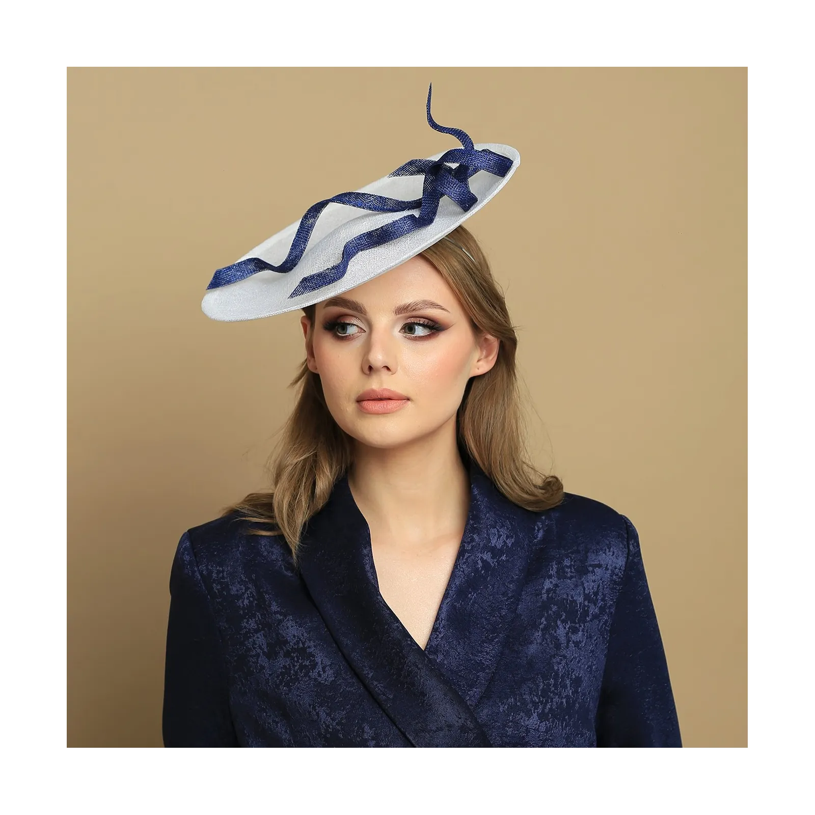 Elegancki kapelusz kremowo-granatowy.