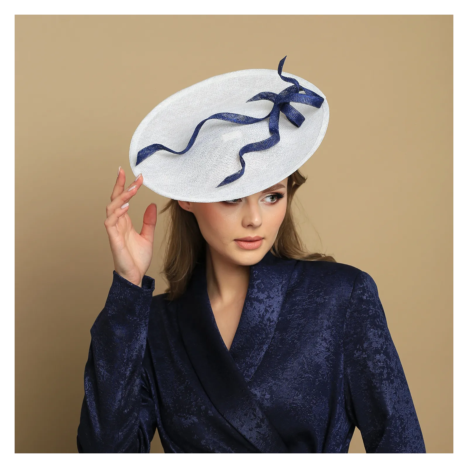 Elegancki kapelusz kremowo-granatowy.