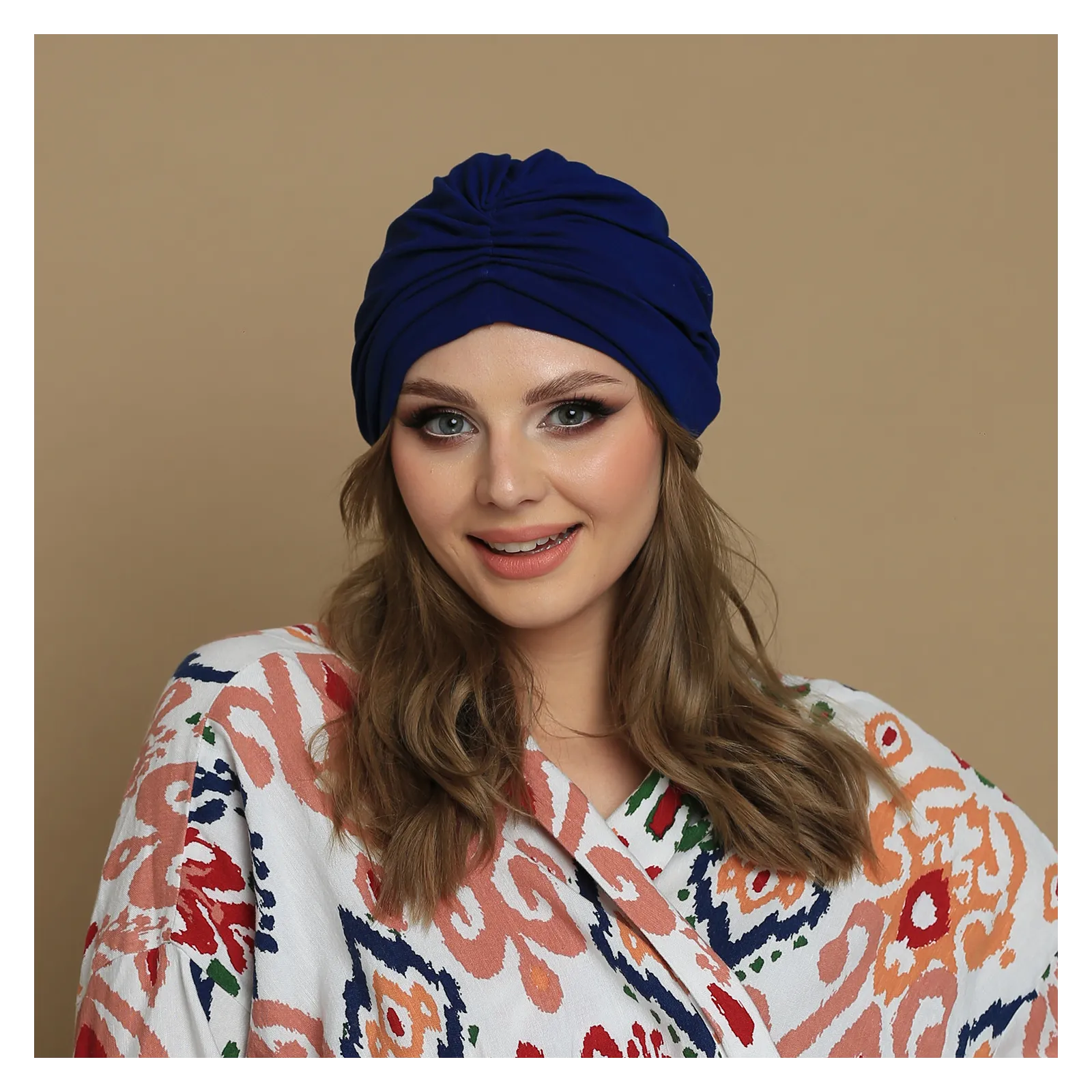 Granatowa czapka turban damski.