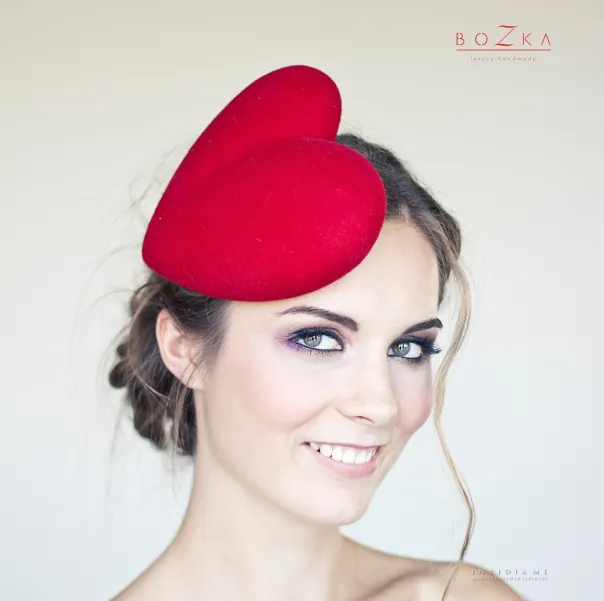 Czerwony toczek w kształcie serca.