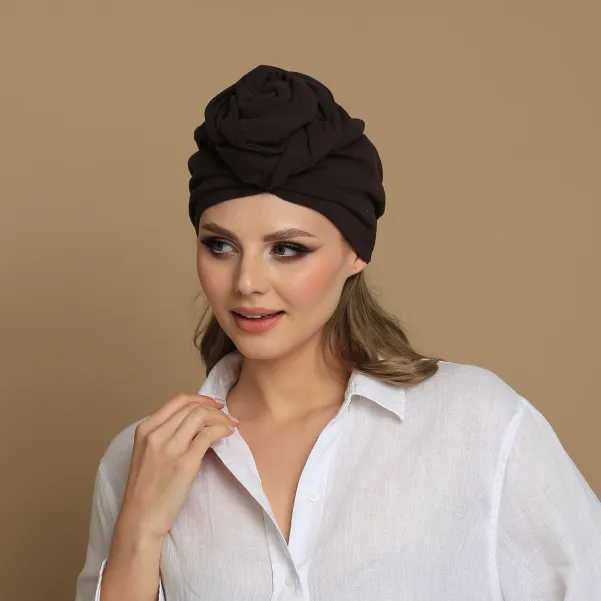 Muślinowy ozdobny turban z różą czekoladowy.