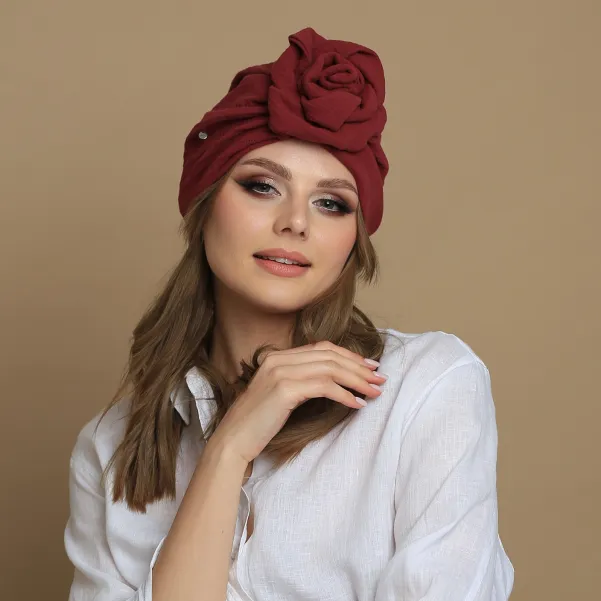 Turban z różą bordowy marsala z kreszowanej bawełny.