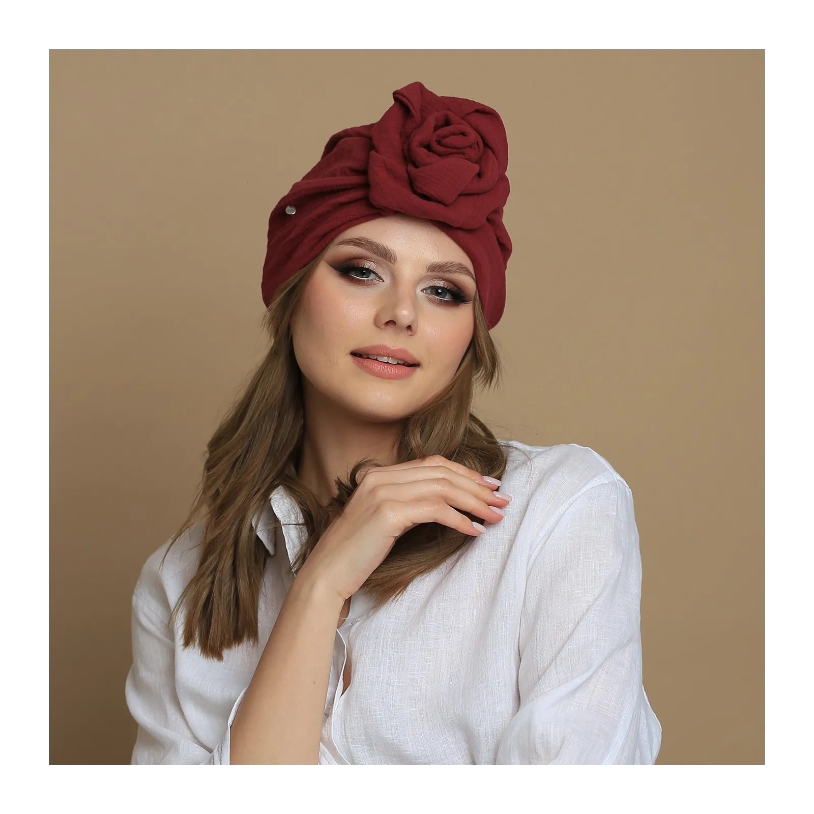 Turban z różą bordowy marsala z kreszowanej bawełny.