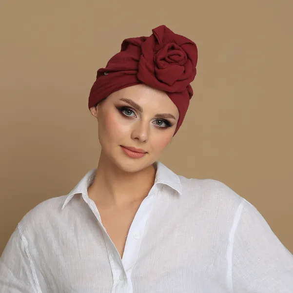 Turban z różą bordowy marsala z kreszowanej bawełny.