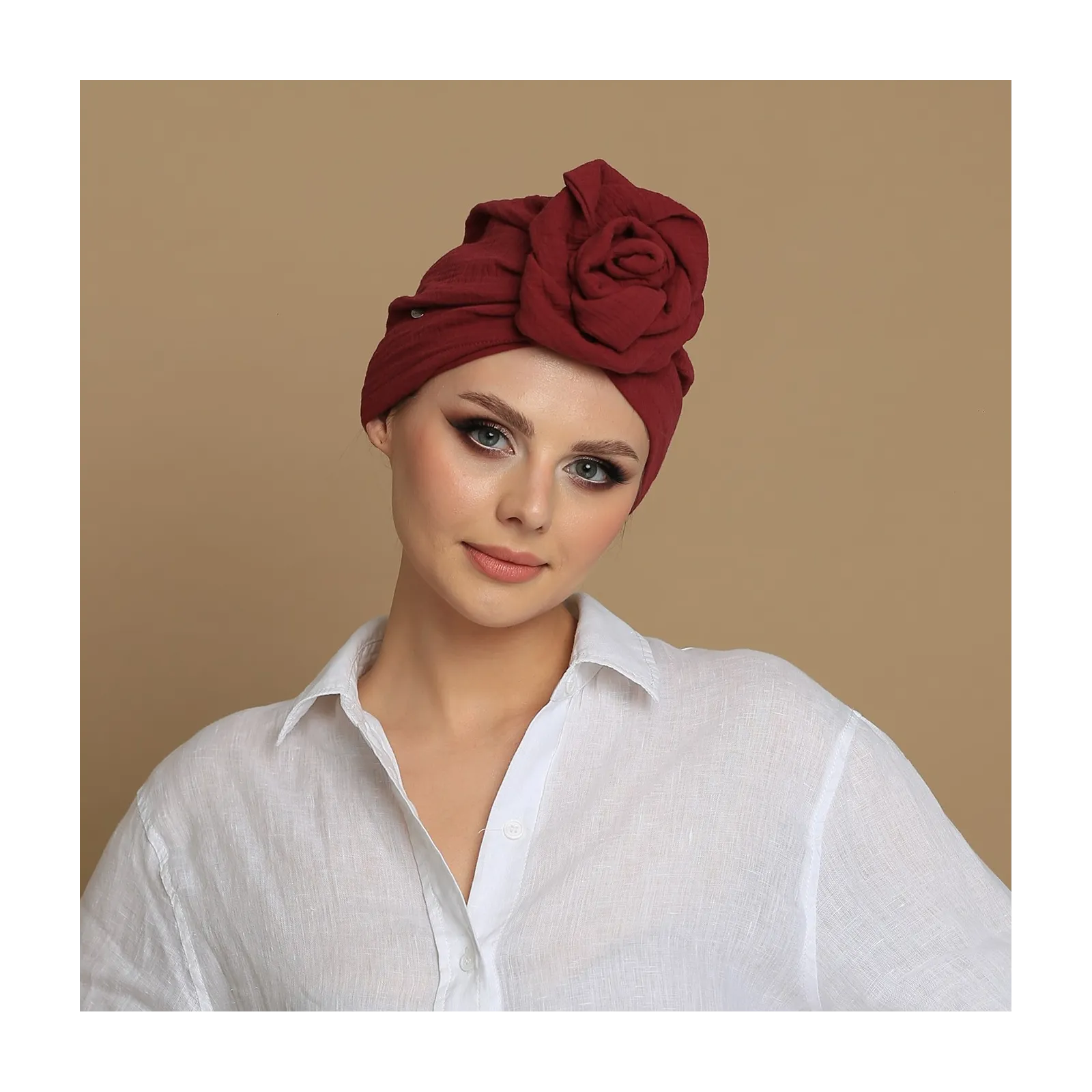 Turban z różą bordowy marsala z kreszowanej bawełny.