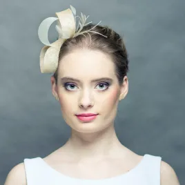 Beżowa delikatna ozdoba we włosy z piórkami.