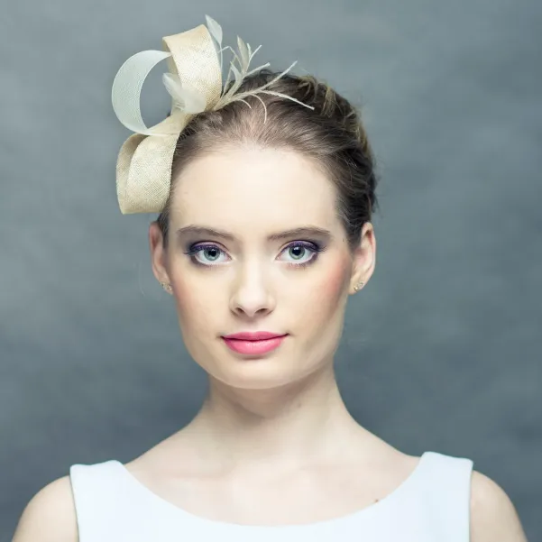 Beżowa delikatna ozdoba we włosy z piórkami.