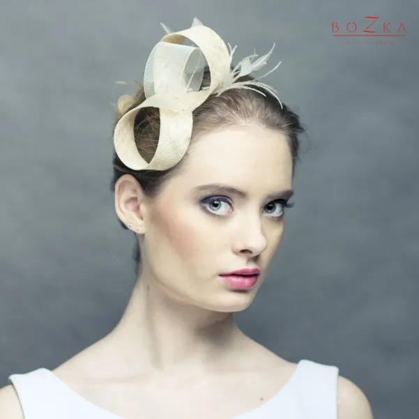 Beżowa delikatna ozdoba we włosy z piórkami.