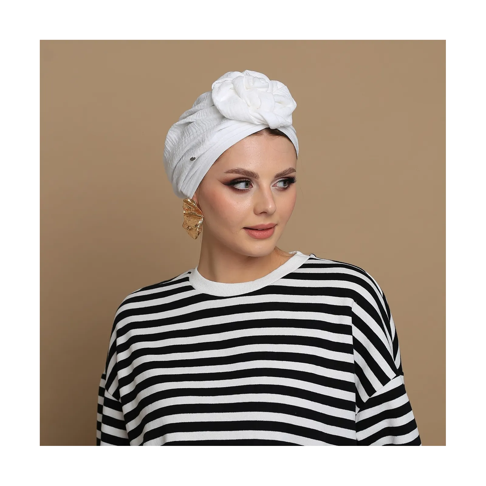 Przewiewny turban na lato damski biały z różą.