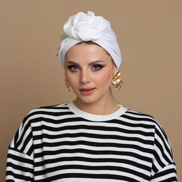 Przewiewny turban na lato damski biały z różą.