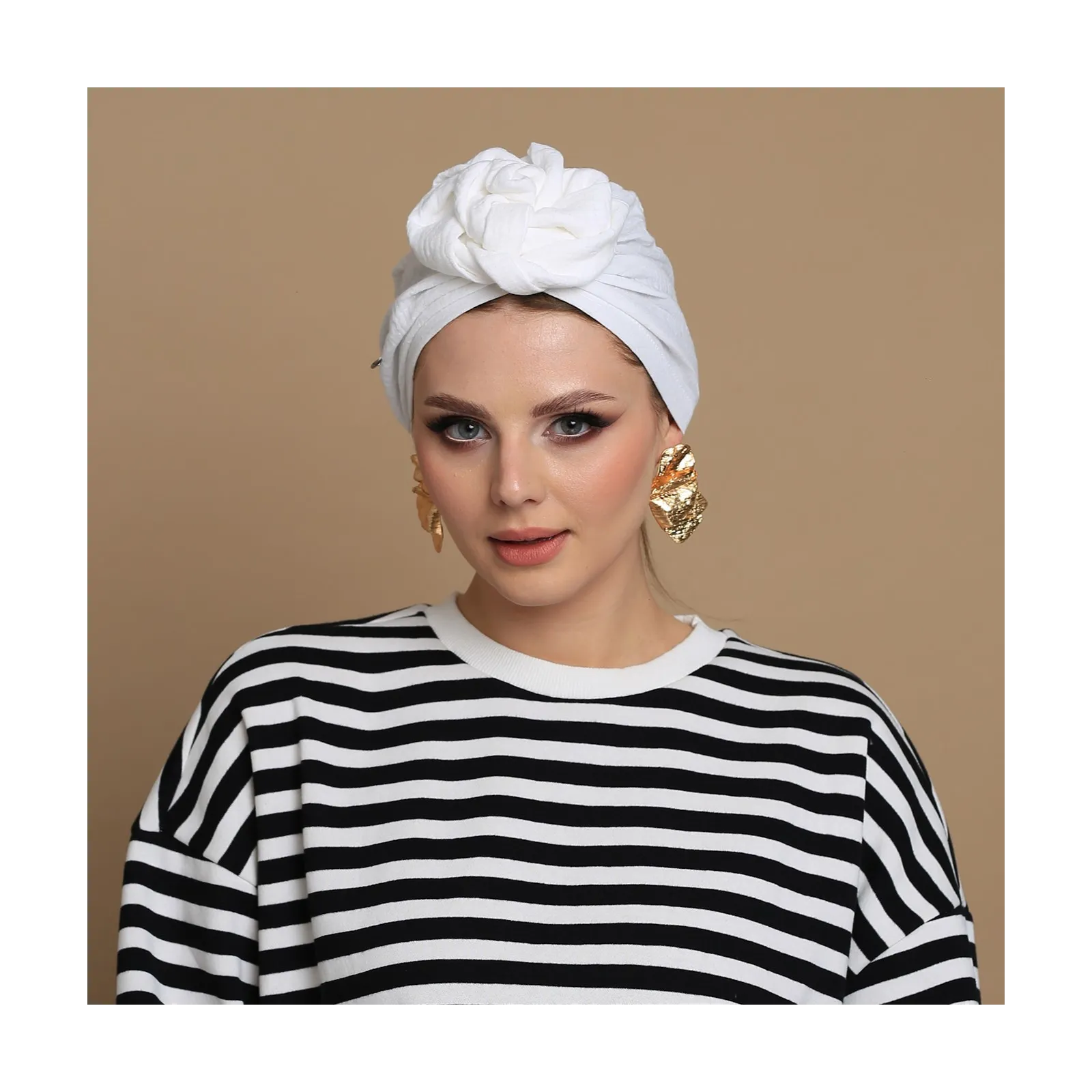 Przewiewny turban na lato damski biały z różą.