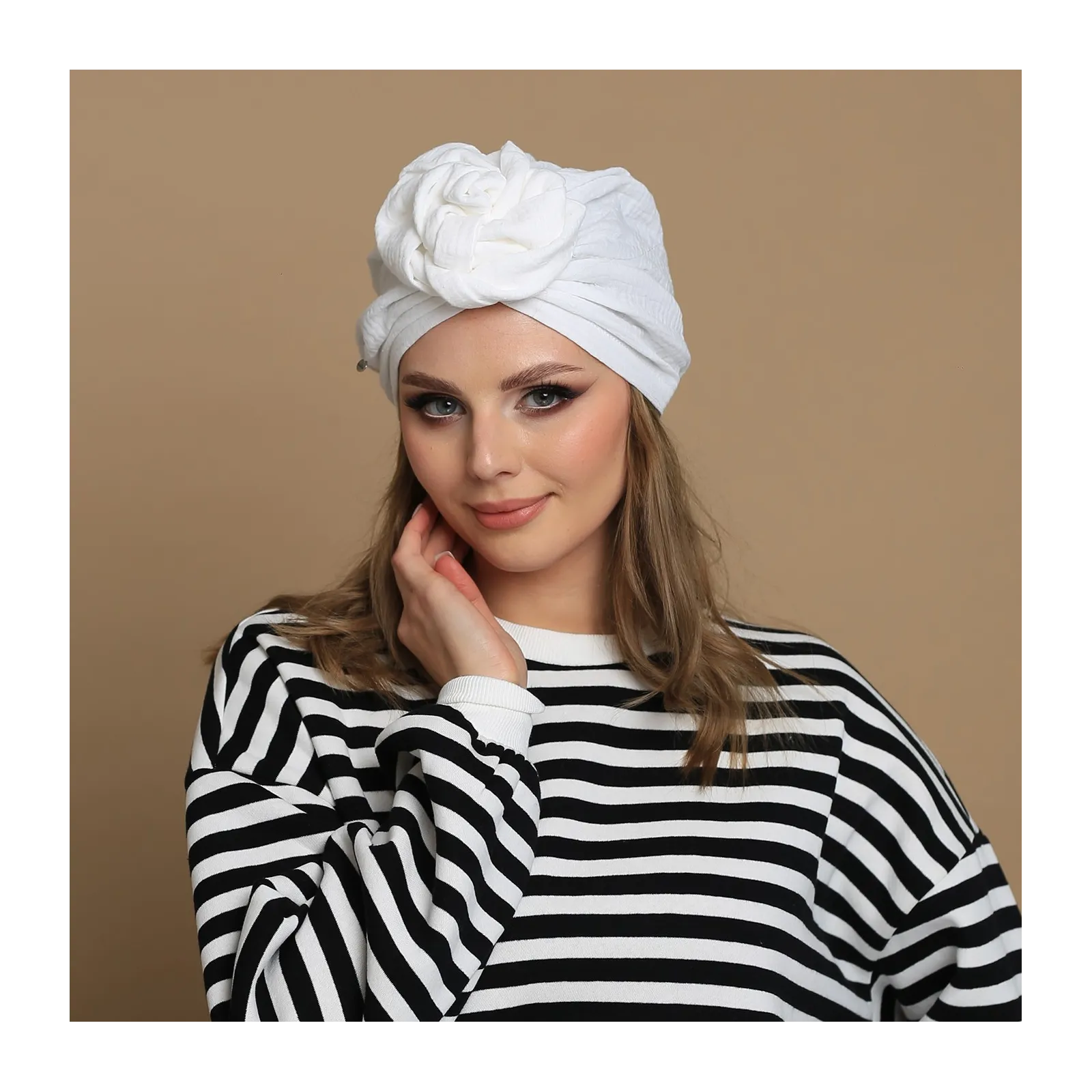 Przewiewny turban na lato damski biały z różą.