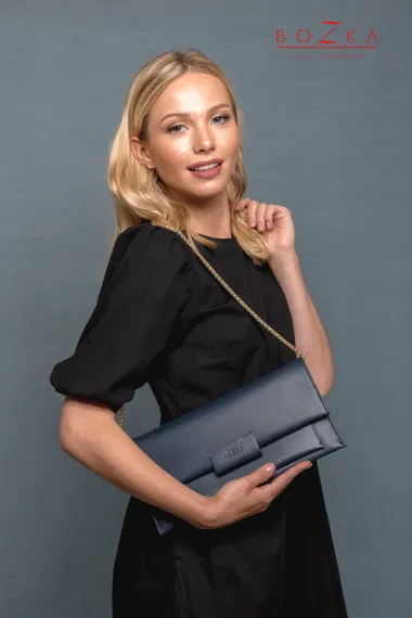 Granatowa torebka kopertówka ręcznie szyta w Polsce.