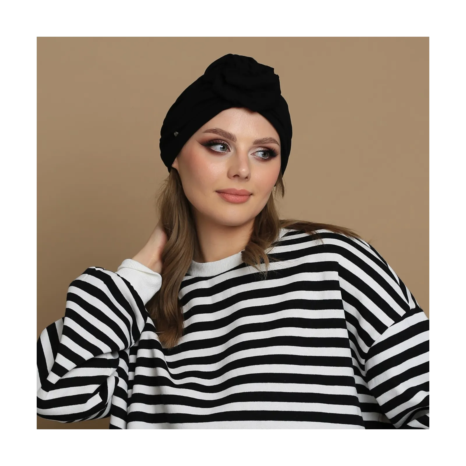 Czarny turban kobiecy z różą.