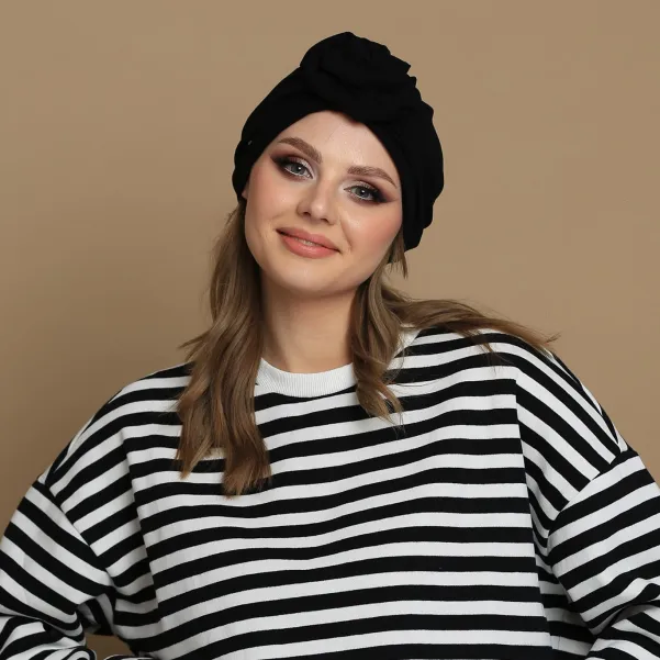 Czarny turban kobiecy z różą.
