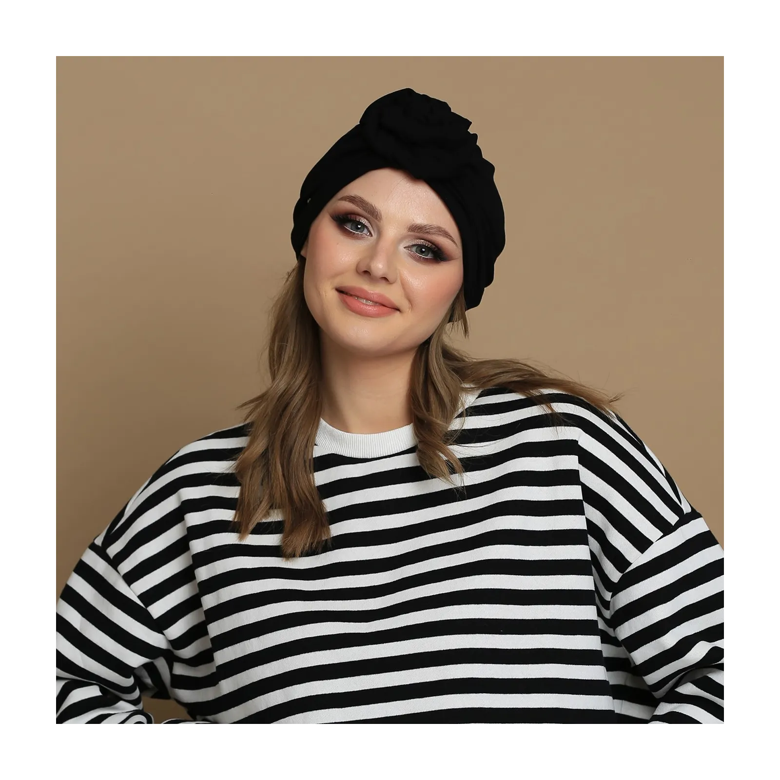 Czarny turban kobiecy z różą.