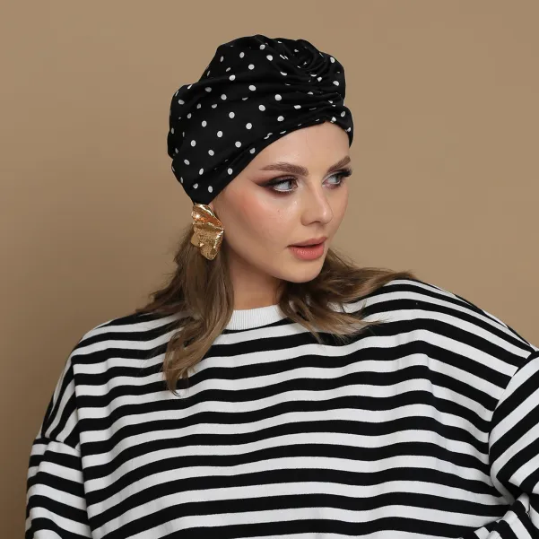 Satynowa czapka turban gładki w grochy.