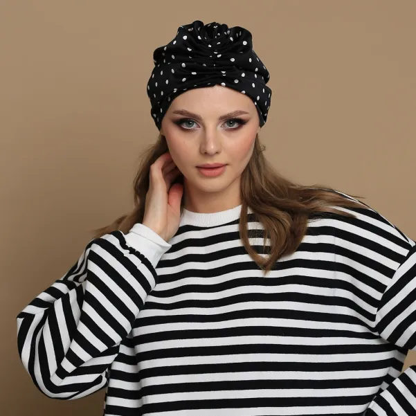 Satynowa czapka turban gładki w grochy.