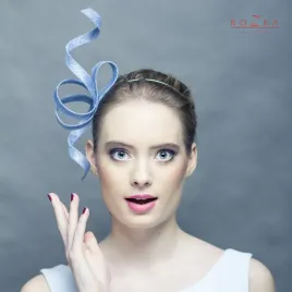 Ozdoba do włosów w chłodnym niebieskim odcieniu.