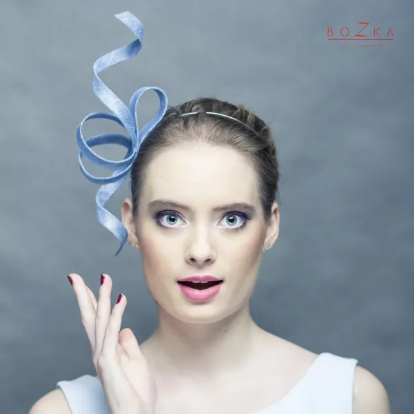Ozdoba do włosów w chłodnym niebieskim odcieniu.