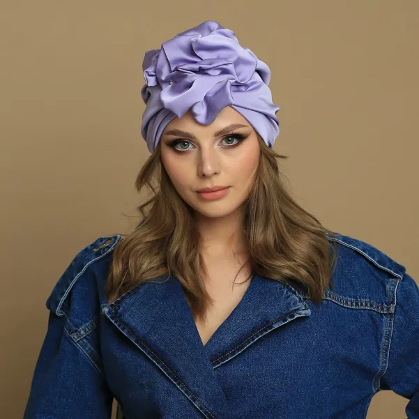 Elegancki liliowy turban satynowy z ozdobą a'la chusta.