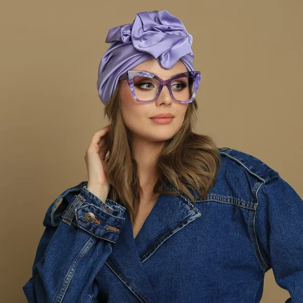 Elegancki liliowy turban satynowy z ozdobą a'la chusta.