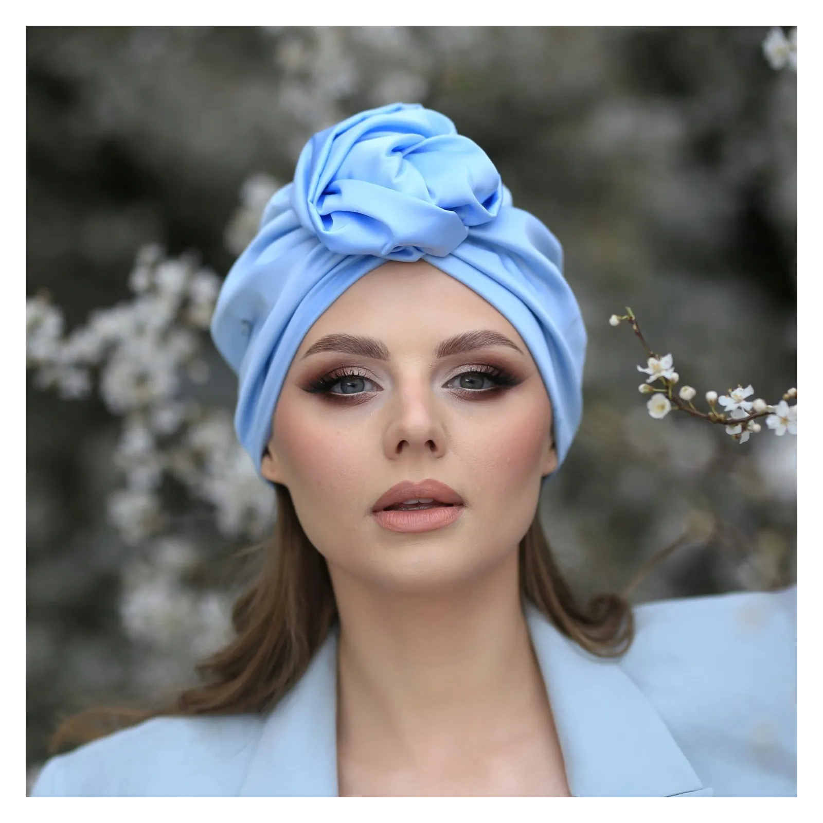 Błękitny elegancki turban satynowy z różą.