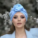 Błękitny elegancki turban satynowy z różą.