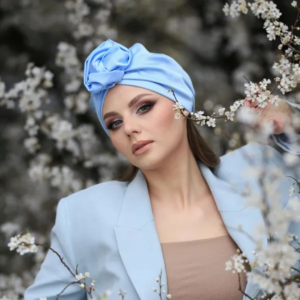 Błękitny elegancki turban satynowy z różą.