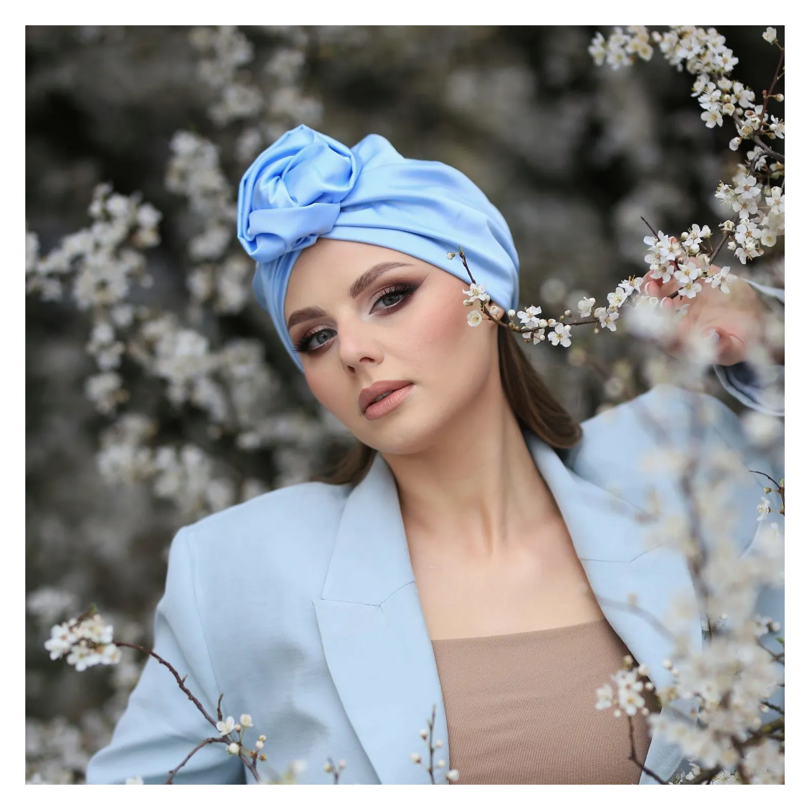 Błękitny elegancki turban satynowy z różą.