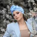Błękitny elegancki turban satynowy z różą.