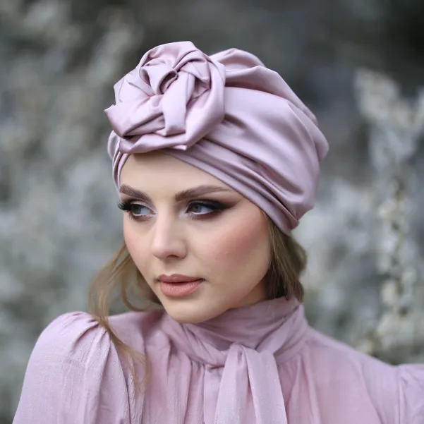 Elegancka czapka turban satynowy z różą brudny róż.