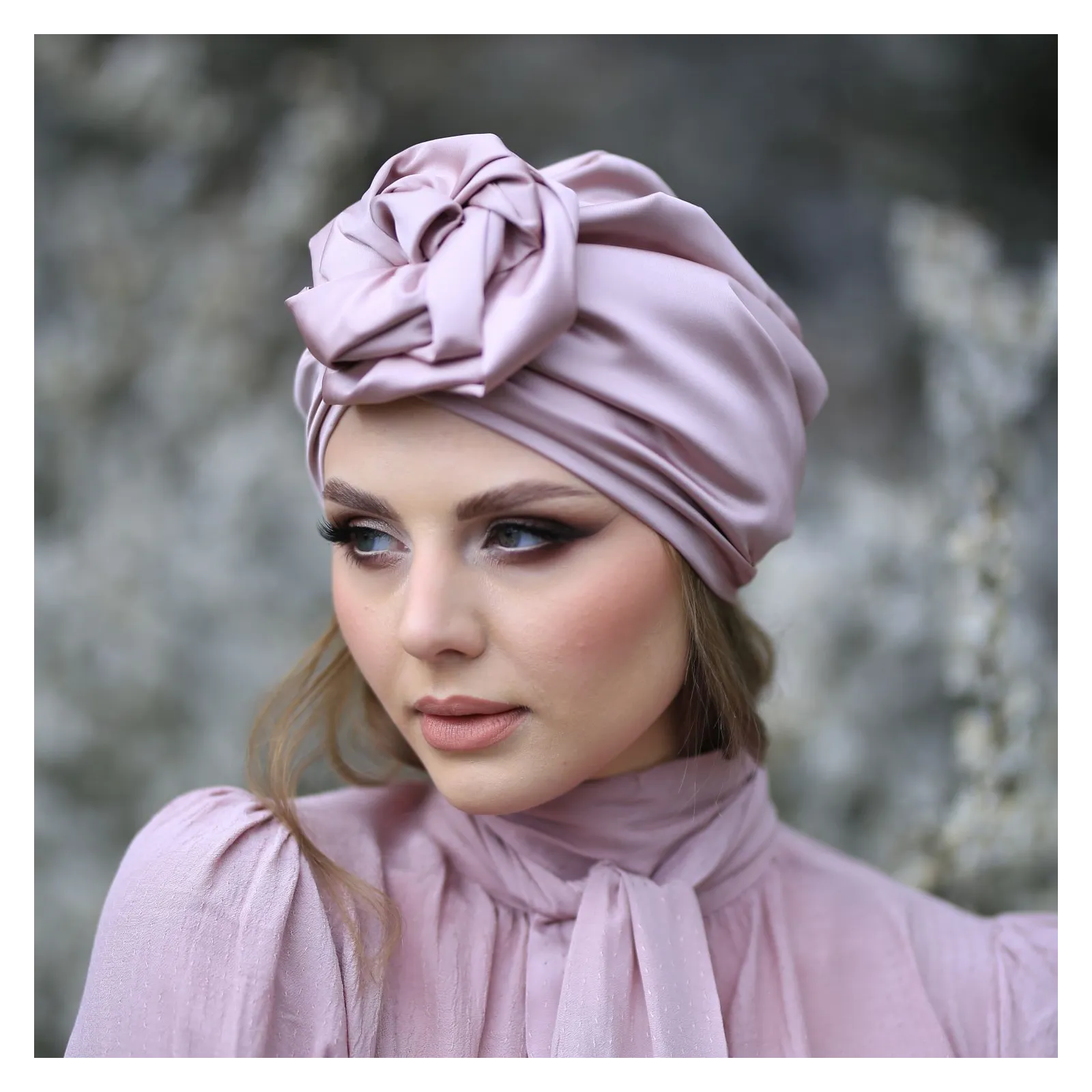 Elegancka czapka turban satynowy z różą brudny róż.
