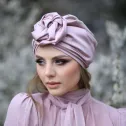 Elegancka czapka turban satynowy z różą brudny róż.