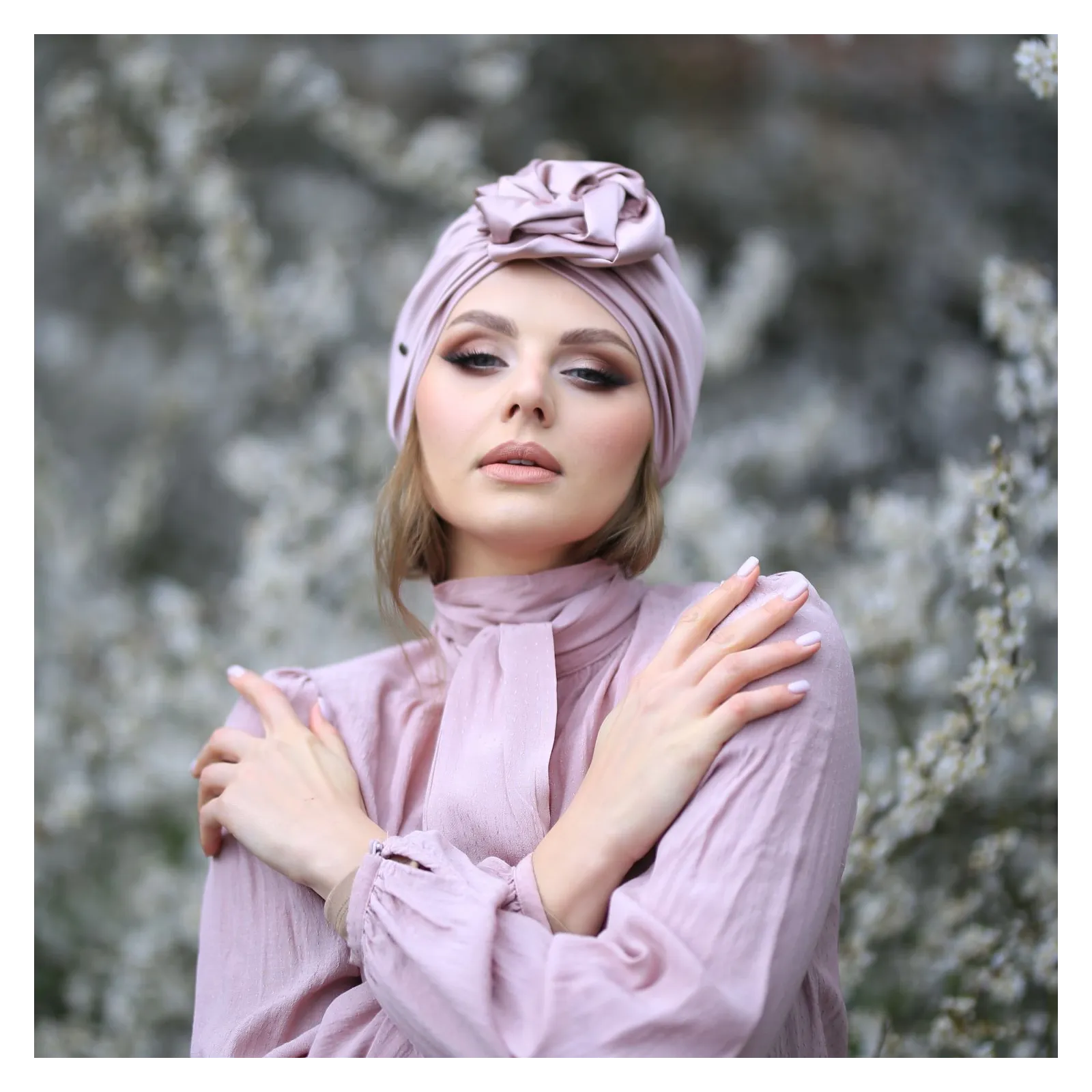 Elegancka czapka turban satynowy z różą brudny róż.