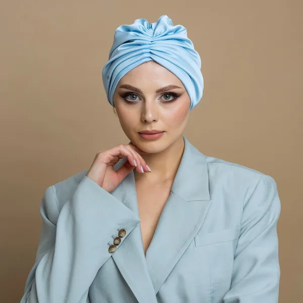 Błękitna satynowa czapka turban kobiecy.