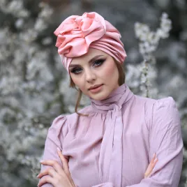 Brzoskwiniowa ozdoba na głowę elegancki turban.