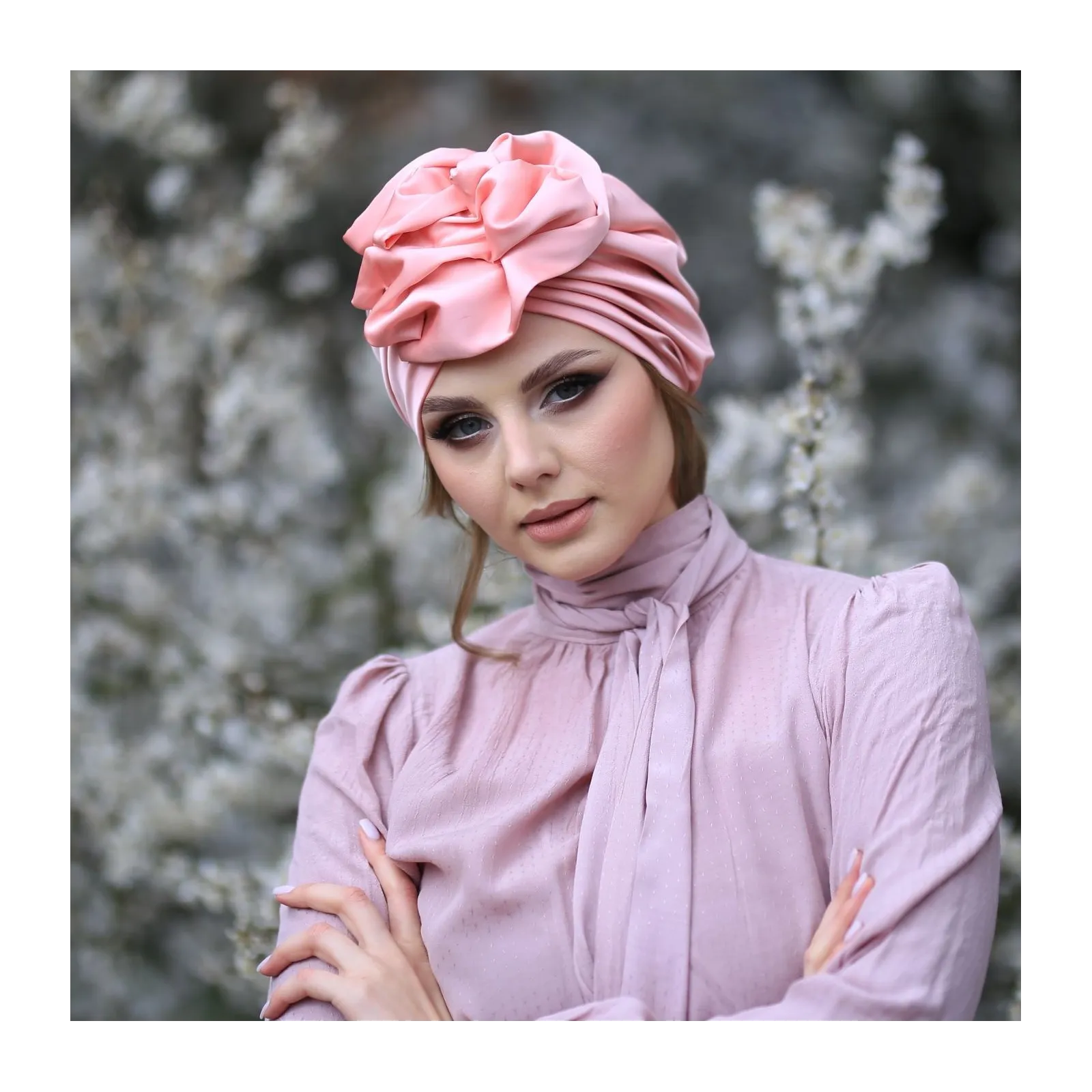 Brzoskwiniowa ozdoba na głowę elegancki turban.