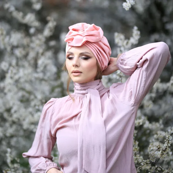 Brzoskwiniowa ozdoba na głowę elegancki turban.