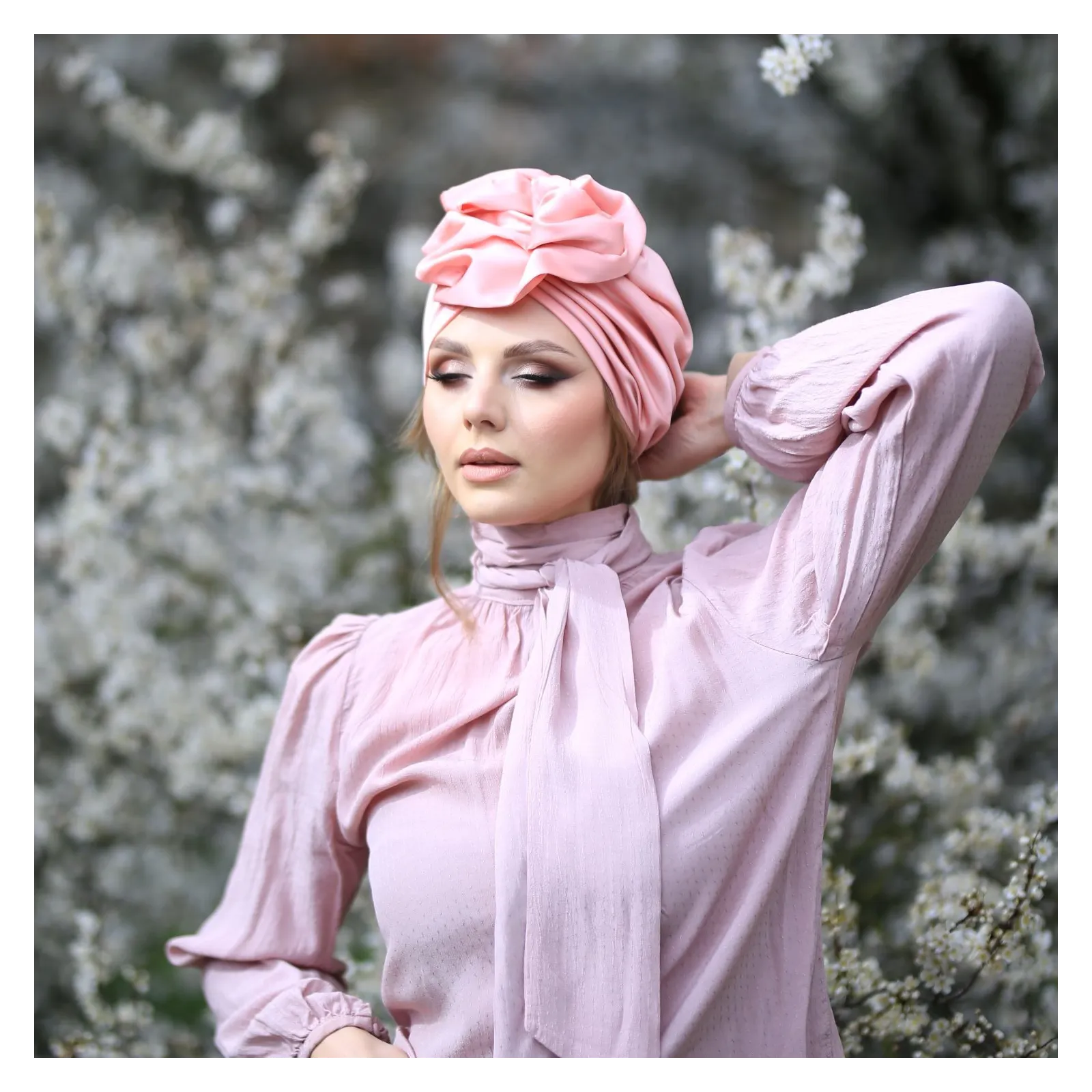 Brzoskwiniowa ozdoba na głowę elegancki turban.